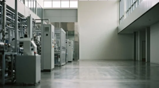 Scène industrielle moderne avec équipements de recherche et développement dans un environnement technique
